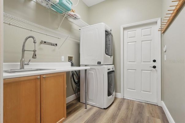 Interior, Utility Closets, Washer, Wood Texture Flooring