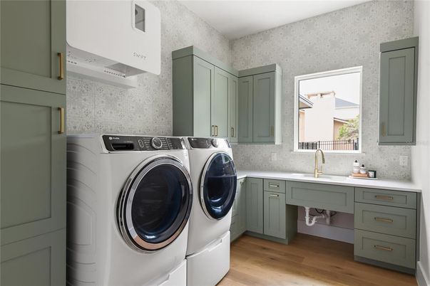 Interior, Washer, Wood Texture Flooring