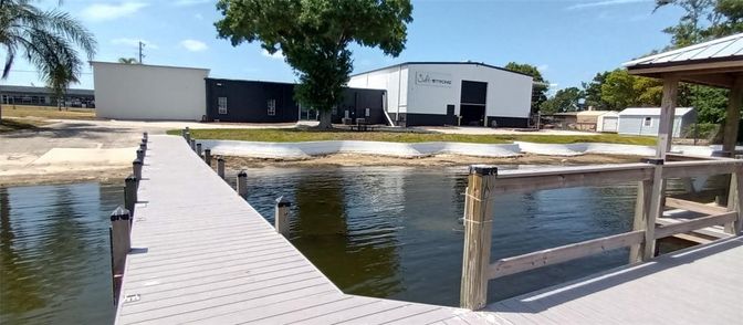 Exterior, Lake