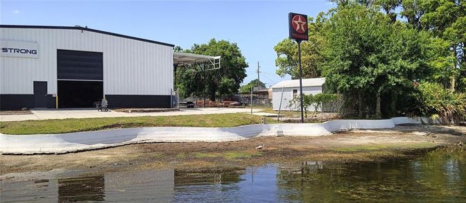 Exterior, Lake