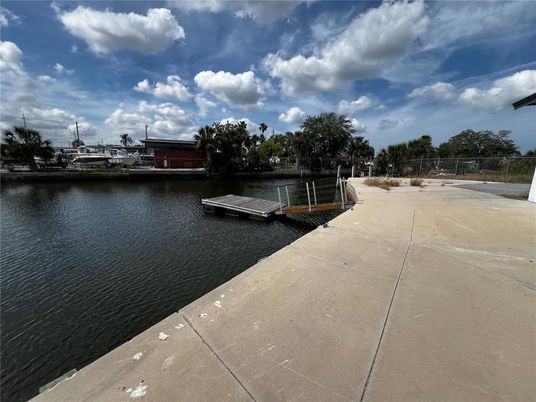 Exterior, Lake