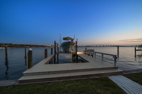 Exterior, Lake