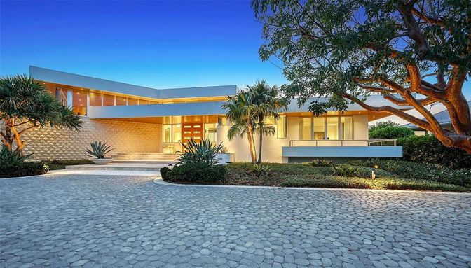 Backyard, Exterior, Facade, Modern