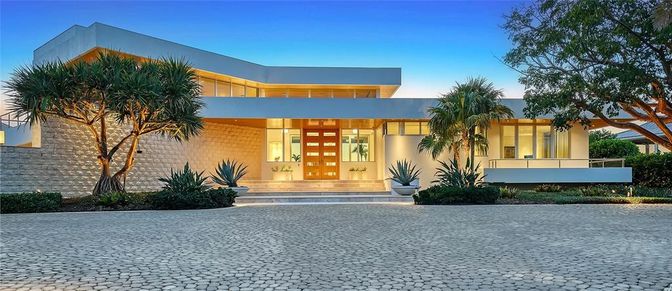 Exterior, Facade, Modern
