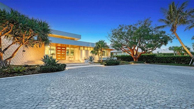 Backyard, Exterior, Facade, Modern