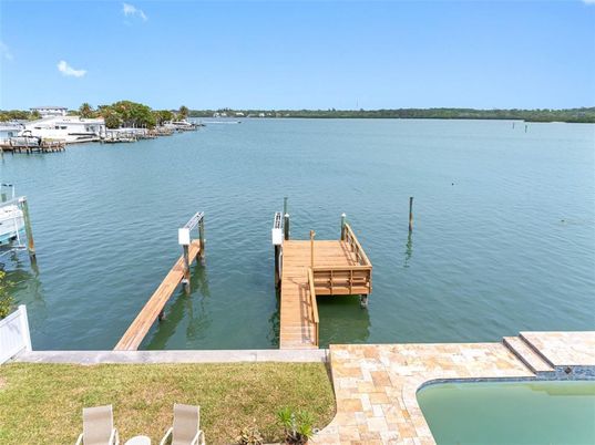 Exterior, Lake
