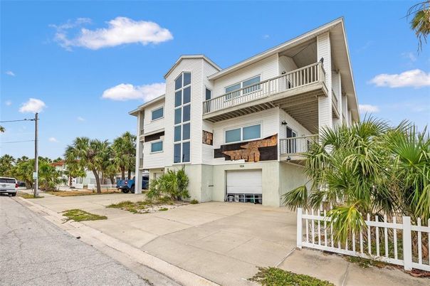 Attached, Exterior, Facade, Modern