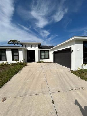 Attached, Exterior, Facade, Ranch