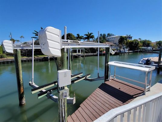 Exterior, Lake