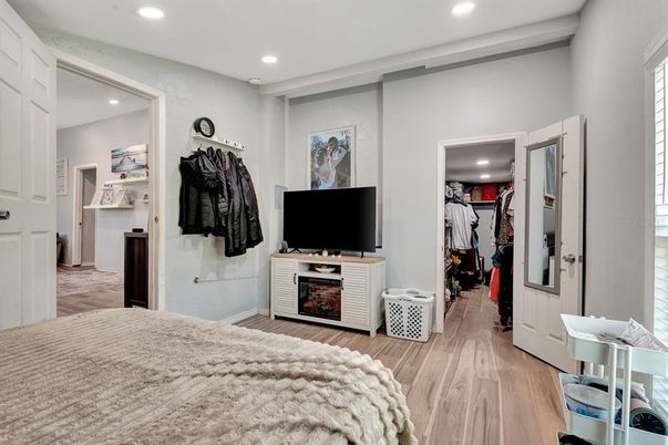 Interior, Recessed Lighting, Wood Texture Flooring