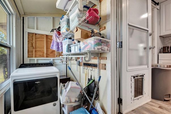 Interior, Washer, Wood Texture Flooring