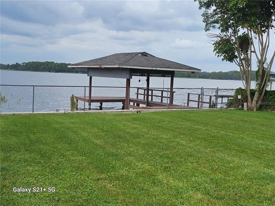 Exterior, Lake