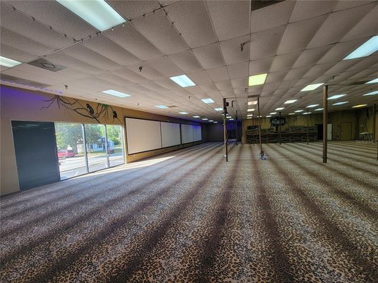 Empty room, Interior, Projection Screen, Recessed Lighting