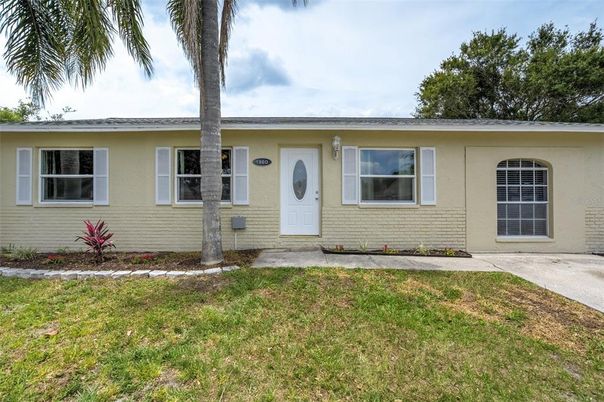 Exterior, Facade, Ranch