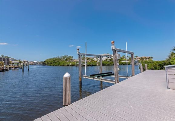Exterior, Lake