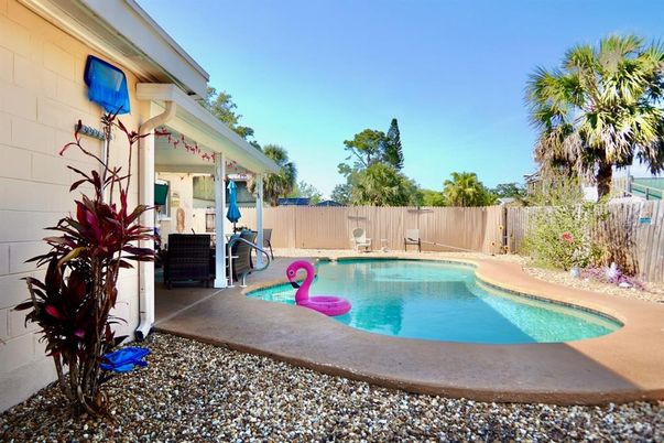 Exterior, Pool