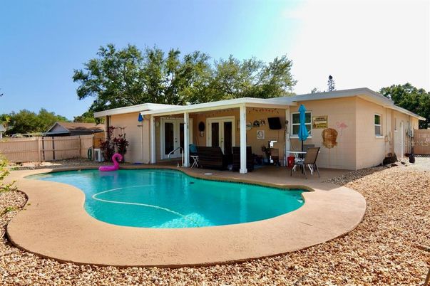 Exterior, Pool