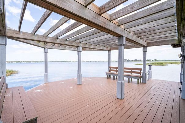 Exterior, Lake