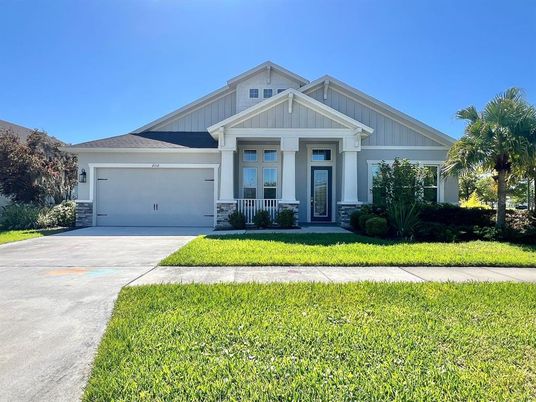 Attached, Exterior, Facade, American Craftsman