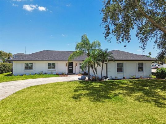 Backyard, Exterior, Facade, Ranch