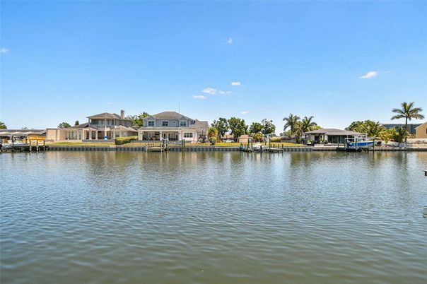 Exterior, Lake