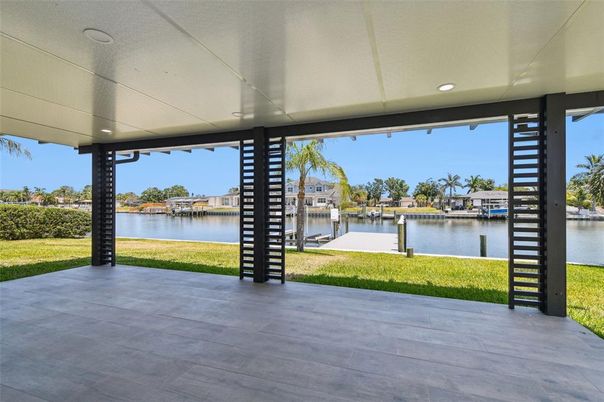 Exterior, Lake