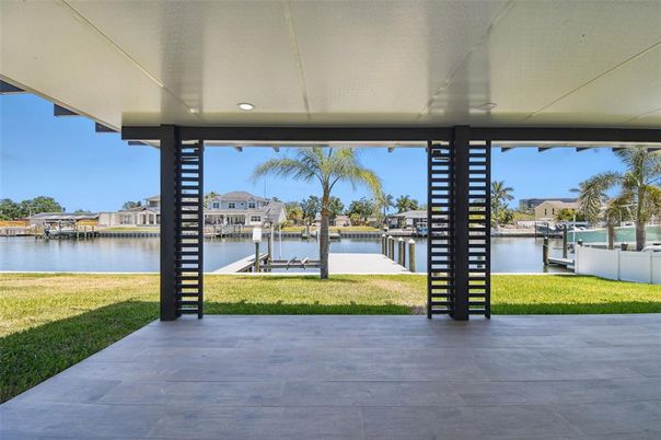 Exterior, Lake