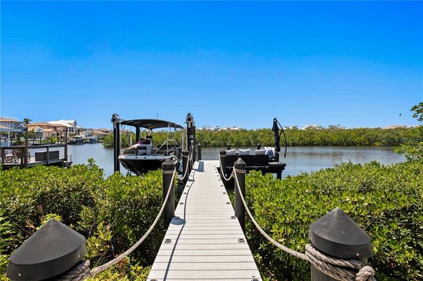 Exterior, Lake