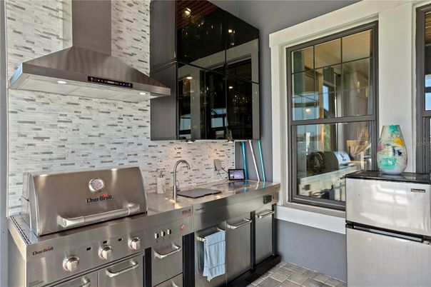 Exterior, Kitchen, Stainless Steel Appliances
