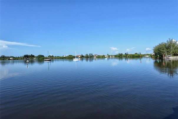 Exterior, Lake