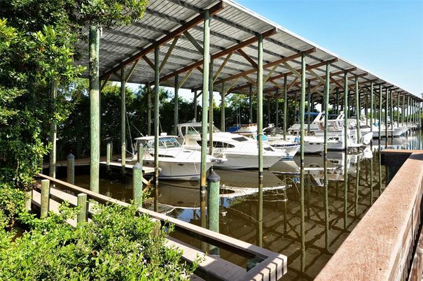 Exterior, Lake