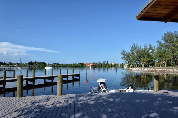 Exterior, Lake