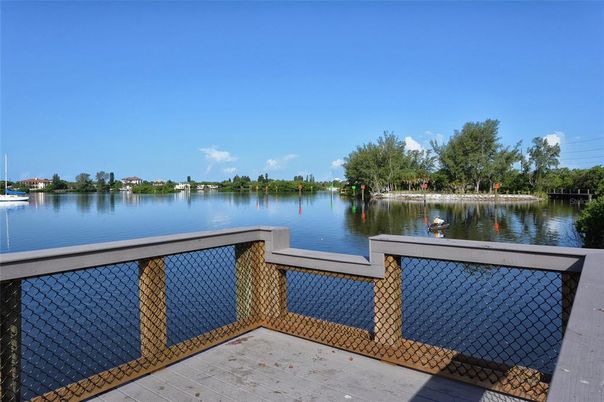 Exterior, Lake