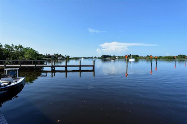 Exterior, Lake