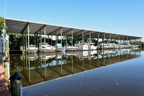 Exterior, Lake