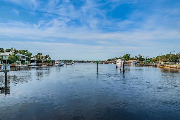 Exterior, Lake