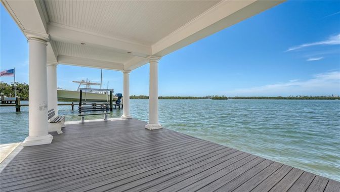 Exterior, Lake