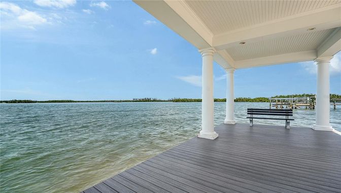 Exterior, Lake