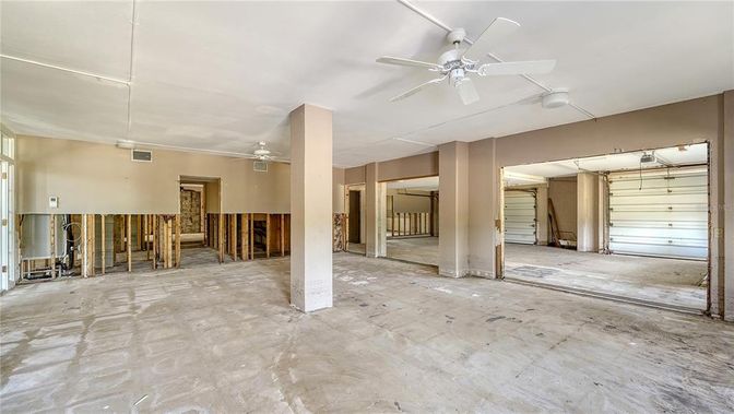 Empty room, Interior