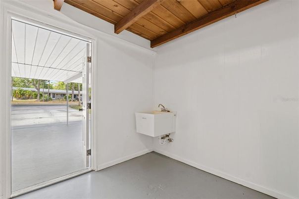 Empty room, Interior, Wooden Beams, Wooden Ceilings