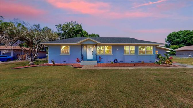 Backyard, Exterior, Facade, Ranch