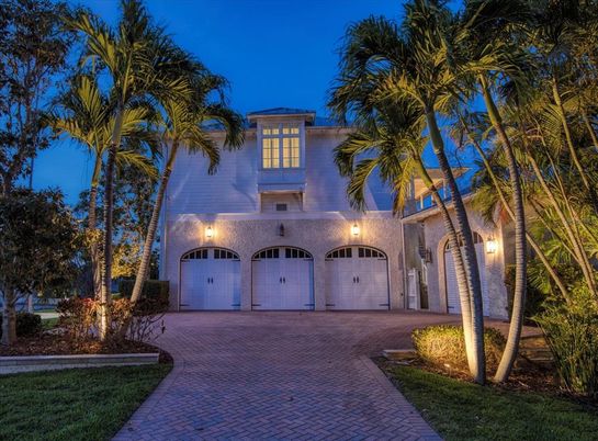 Attached, Exterior, Facade, Mediterranean