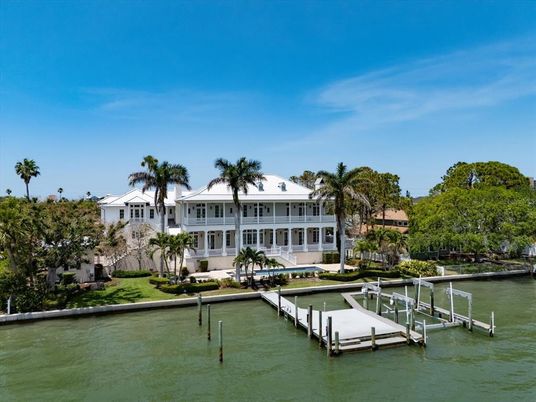 Exterior, Lake