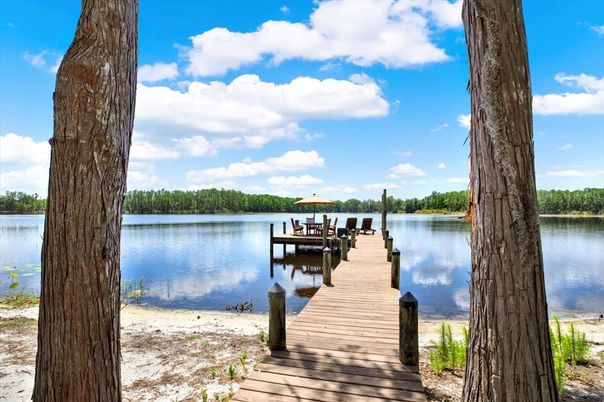 Exterior, Lake