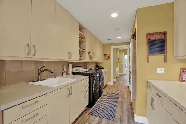 Interior, Recessed Lighting, Washer, Wood Texture Flooring
