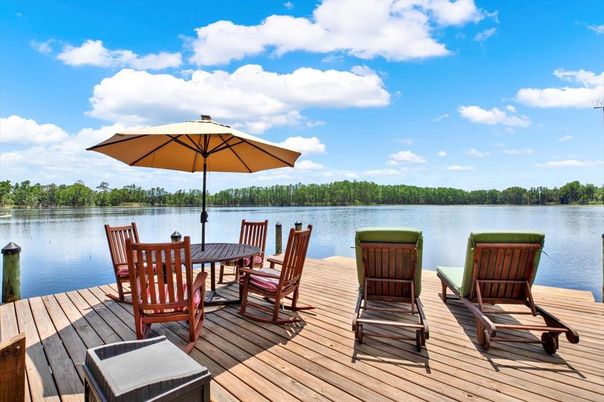 Exterior, Lake