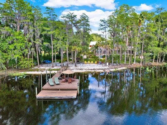 Exterior, Lake