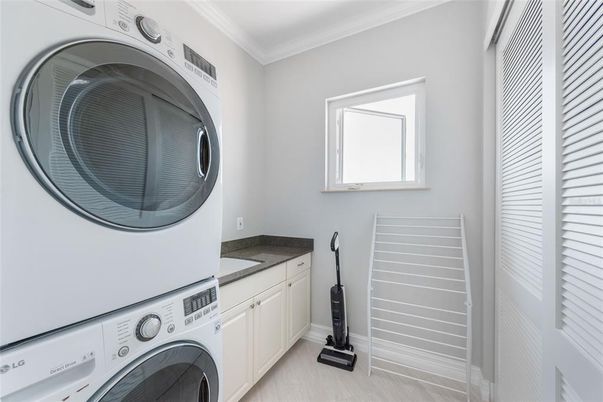 Interior, Utility Closets, Washer, Wood Texture Flooring