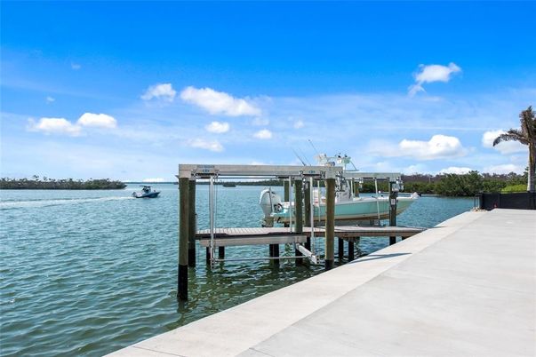 Exterior, Lake