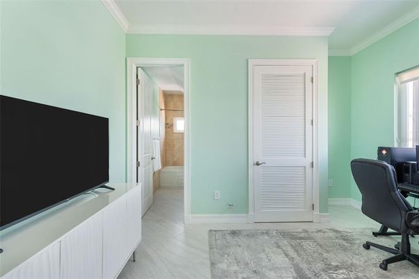 Home Office, Interior